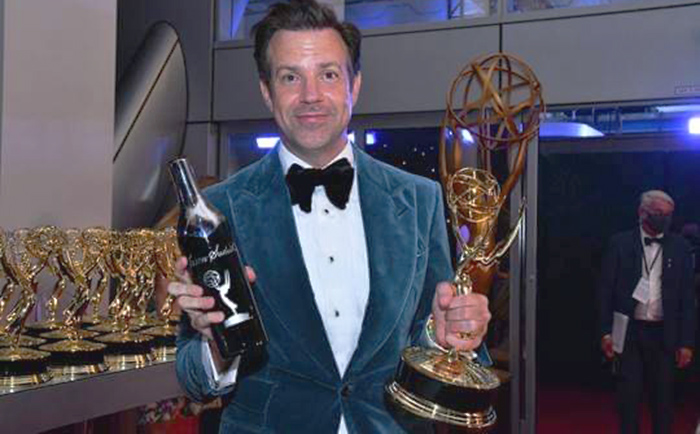 Jason Sudeikis gives a shout out to Chicago in Emmy acceptance speech